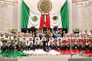 En el Congreso, reconocen a la Delfines Marching Band