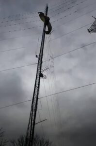 RESCATAN A UNA PAREJA QUE VOLABA EN PARAPENTE Y SE QUEDARON ATORADOS EN ANTENA DE 40 METROS