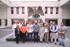 Atiende Esteban Bautista a maestros indígenas de las Altas Montañas