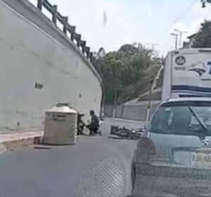 SALE VOLANDO ROTOPLAS Y GOLPEA A MOTOCICLISTA