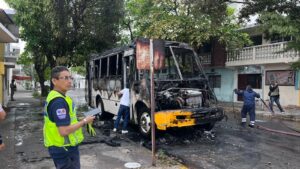 🚨🔥 SE INCENDIA CAMIÓN DE PASAJEROS EN BOCA DEL RÍO