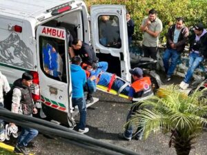MOTOCICLISTA RESULTA LESIONADO TRAS CAÍDA EN EL BOULEVARD DE CALCAHUALCO 🏍️🚨