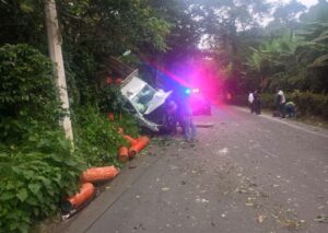SE VUELCA CAMIONETA DE GAS DE HUATUSCO ANTES DE LLEGAR A TECAMA EN TOMATLÁN!